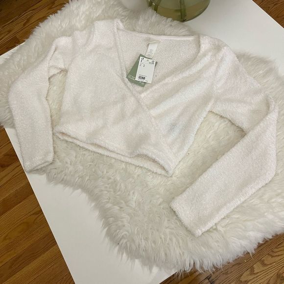 H&M Sweaters - NWT. H & M Women light Beige Sweater